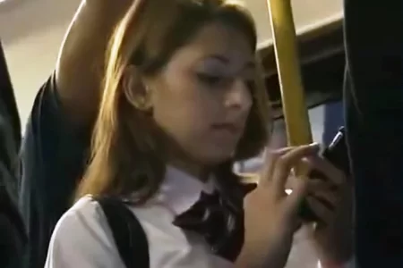 Хтивий японець ґвалтує ученицю в автобусі на людях
